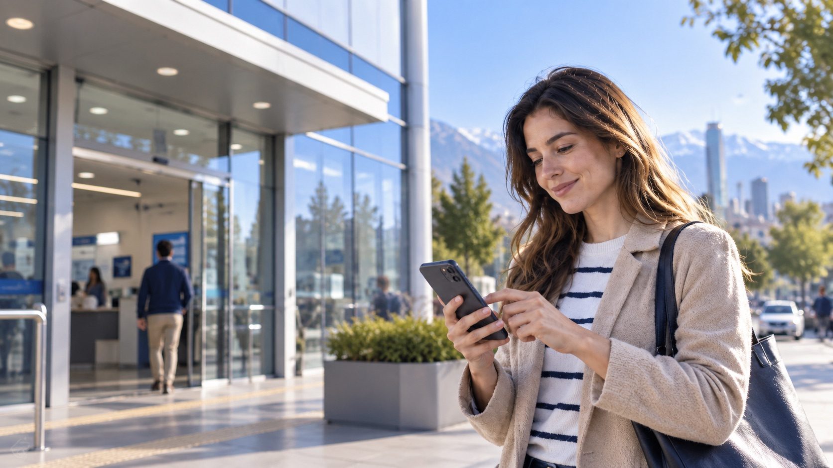 Usuaria consultando su teléfono frente a una oficina RutaPass